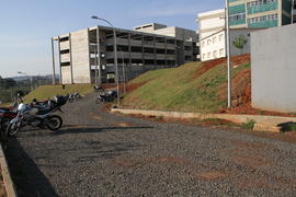 Biblioteca e estacionamento do Campus Chapecó