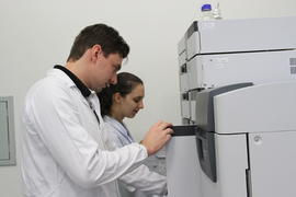Servidores em atividades no laboratório