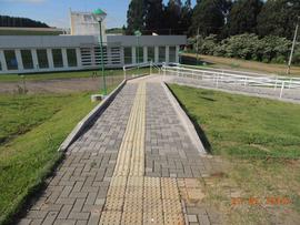 Execução de rotas acessíveis entre os blocos e estacionamento – Campus Chapecó