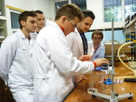 Alunos em disciplina no Laboratório do Bom Pastor