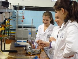 Alunos em disciplina no Laboratório do Bom Pastor