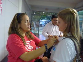 Entrega dos laços - Campanha Outubro Rosa