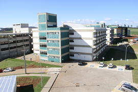 Estacionamento PNE e prédios do Campus Chapecó