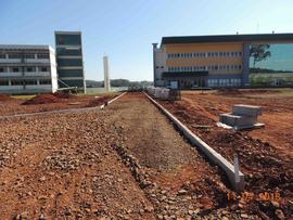 Execução de rotas acessíveis entre os blocos e estacionamento – Campus Chapecó