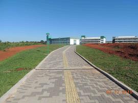 Execução de rotas acessíveis entre os blocos e estacionamento – Campus Chapecó