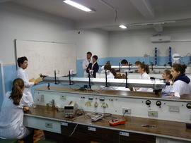 Alunos em disciplina no Laboratório do Bom Pastor
