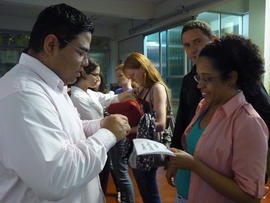 Entrega dos laços - Campanha Outubro Rosa