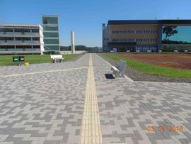 Execução de rotas acessíveis entre os blocos e estacionamento – Campus Chapecó