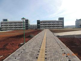 Execução de rotas acessíveis entre os blocos e estacionamento – Campus Chapecó