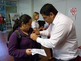 Entrega dos laços - Campanha Outubro Rosa