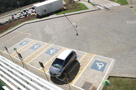 Estacionamento PNE e prédios do Campus Chapecó