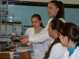 Alunos em disciplina no Laboratório do Bom Pastor