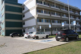 Estacionamento PNE e prédios do Campus Chapecó