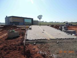 Execução de rotas acessíveis entre os blocos e estacionamento – Campus Chapecó