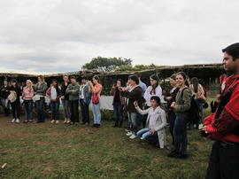 Acadêmicos em atividade em aldeia indígena