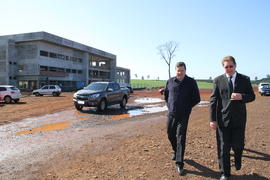 Prefeito e vice-prefeito visitam as obras do campus Chapecó