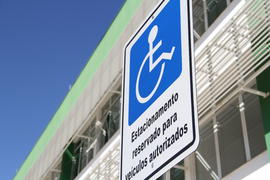Estacionamento PNE e prédios do Campus Chapecó