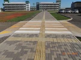 Execução de rotas acessíveis entre os blocos e estacionamento – Campus Chapecó